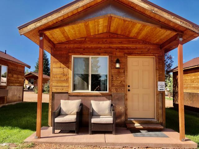 Mountain Ridge Cabins & Lodging Between Bryce and Zion National Park