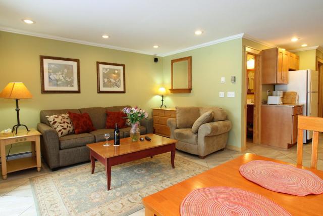 Cozy one bedroom Edgemont A1 condo on the shuttle route & ski back trail