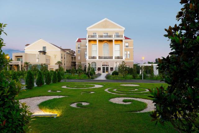 Tresor Le Palais Timisoara, Curio Collection by Hilton