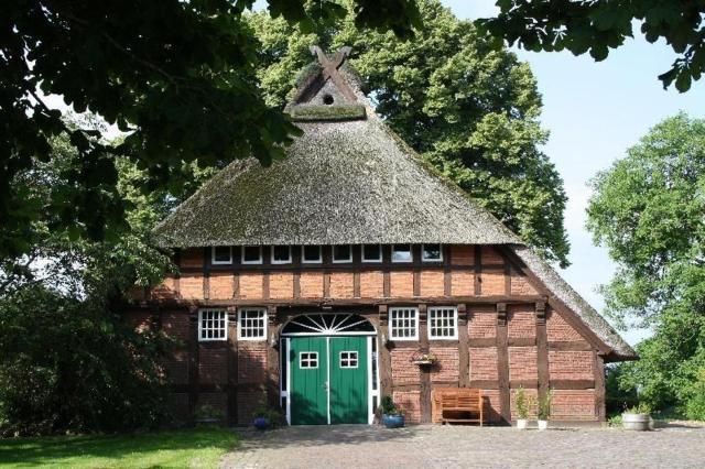 Bauernhaus am Fluss