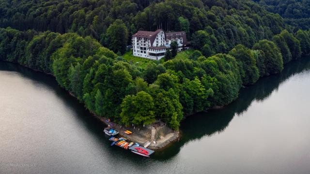 Hotel Valea cu Pesti