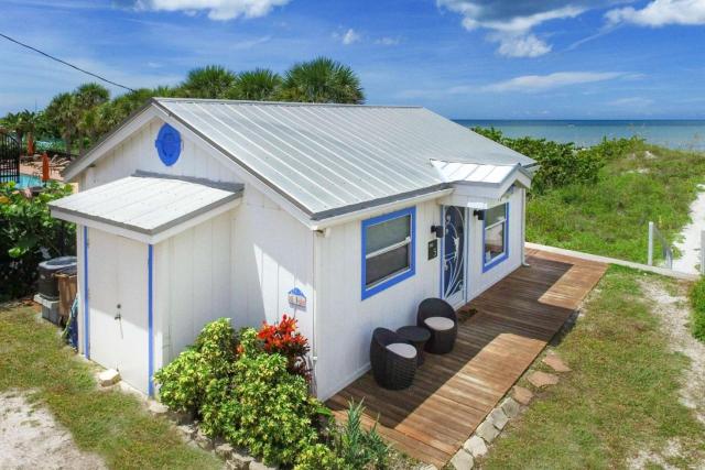 Binnie’s Beachfront Bungalow