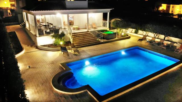 Sunset Villa by Laranjal Rentals