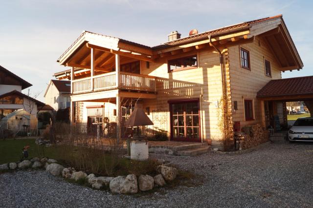 Ferienwohnung im gemütlichen Blockhaus vor den Bergen