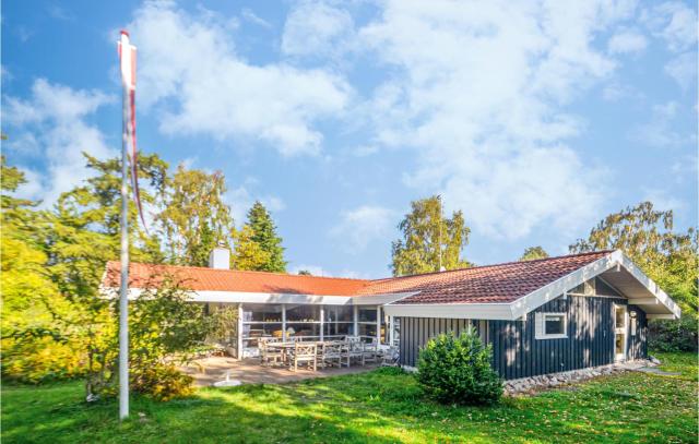 Amazing Home In Væggerløse With Sauna