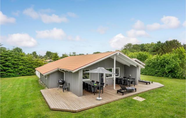 Cozy Home In Væggerløse With Sauna