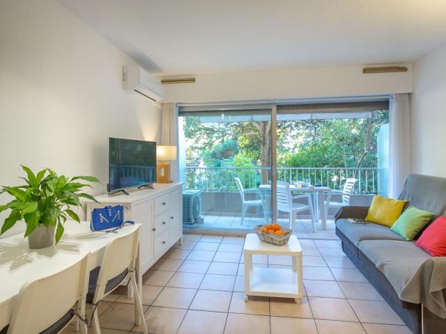 Studio Climatisé Proche Plage et Commerces avec Balcon, Parking, et WiFi à Saint-Raphaël - FR-1-466A-32