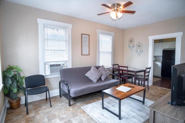 Virginia #A Cozy 2BA/1BA near Downtown Sleeps 8