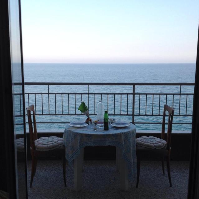 ATTICO SUL MARE con balcone sulla spiaggia e terrazza solarium di 25 mq