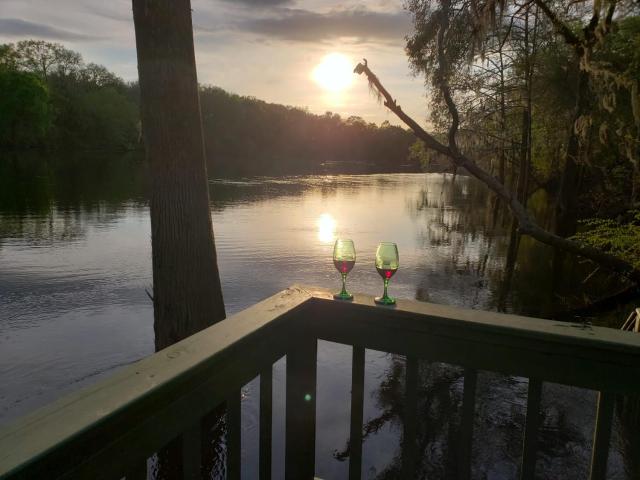 MARGARITAVILLE ON THE SUWANNEE RIVER