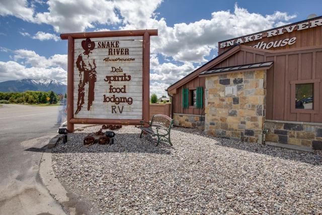 Snake River Roadhouse by KABINO Air Conditioning WiFi Bar Below Pool Table Shuffleboard Yummy Food