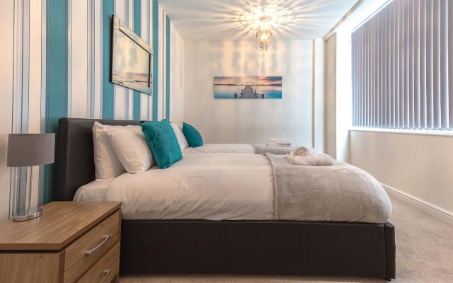 Comfortable Swindon Town Centre Apartments, FREE Parking, sleeps up to 8