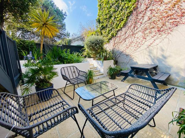 "The Garden Apartment Newquay" by Greenstay Serviced Accommodation - Beautiful 2 Bed Apartment With Parking & Outside Terrace, Close To Beaches, Shops & Restaurants -Perfect For Families, Couples, Small Groups & Business Travellers