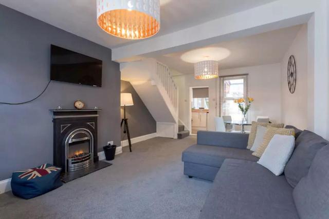 Hastings House - Modern 2 Bedroom House in Central Luton & Near Airport