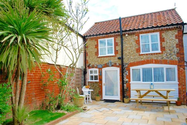 Romantic Flint Cottage on the Suffolk Coast