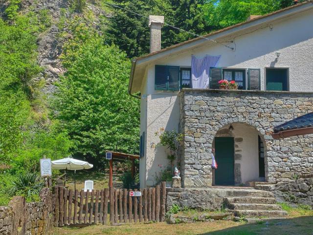 Villa con bosco giardino e ruscello ad uso esclusivo