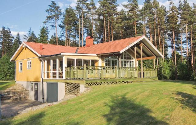 Stunning Home In Lidhult With Lake View