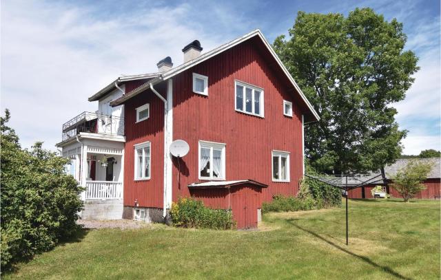 Stunning Home In Åmål With House A Mountain View