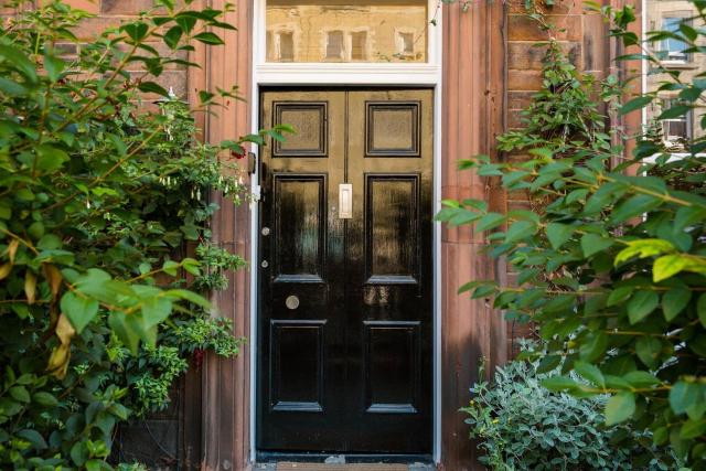 Beautiful, Traditional 2 Bedroom Main Door Flat