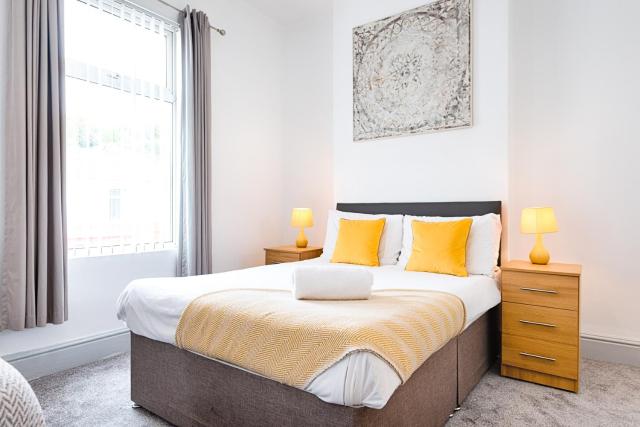 Walking Distance to the Liberty Stadium - TV in every Bedroom!