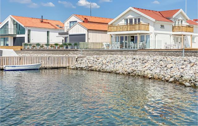 Stunning Apartment In Rönnäng With House Sea View