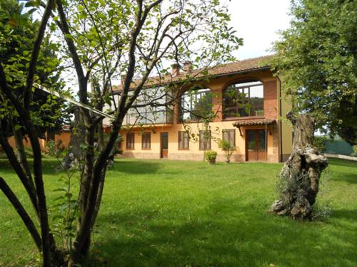 Cascina tra le vecchie vigne con piscina