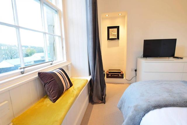 JOIVY Modern city centre 1-bed next to Calton Hill