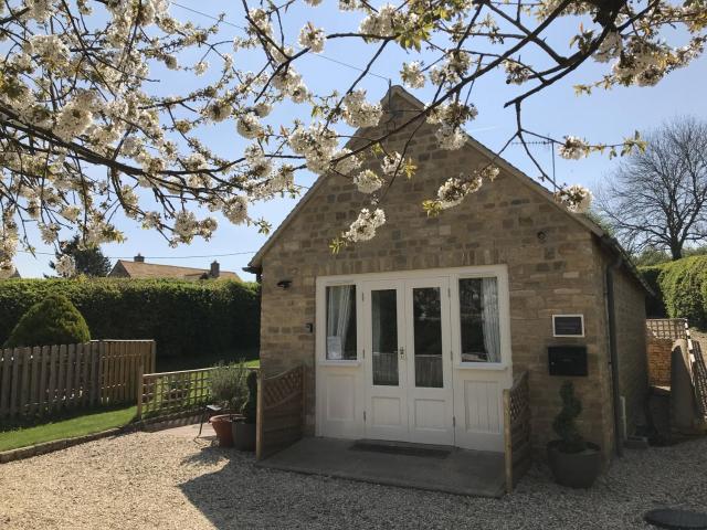 Cherry Tree Cottage in idyllic Cotswold village