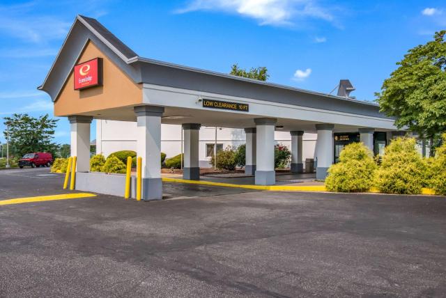 Econo Lodge Inn & Suites