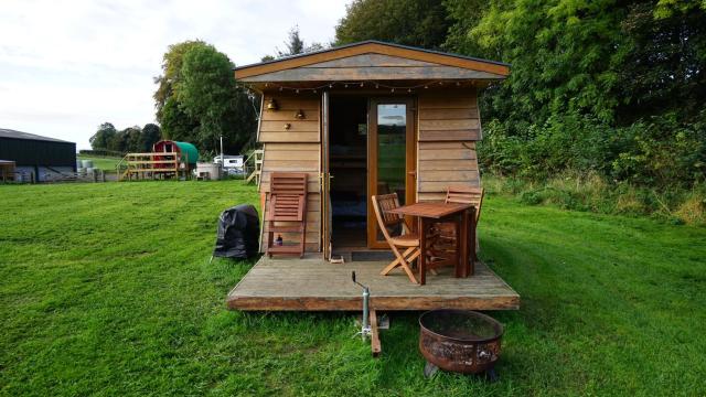 Unique Off- Grid Beehive Pod at Westcote Glamping