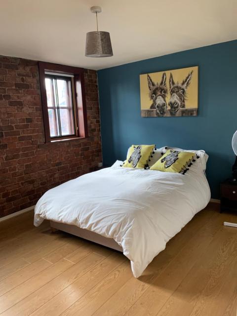 2 Bed Duplex Penthouse Apartment by Mathew Street Sleeps 6