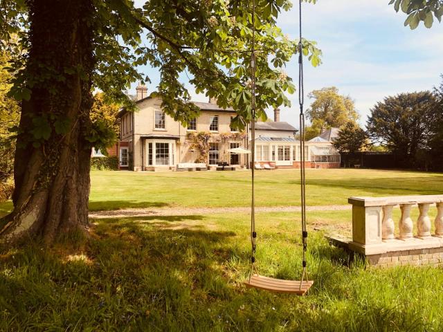 Somerleyton Meadows - The Hideaway Hut & Hot Tub