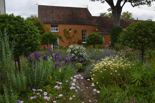 Unique cosy cottage with stunning gardens