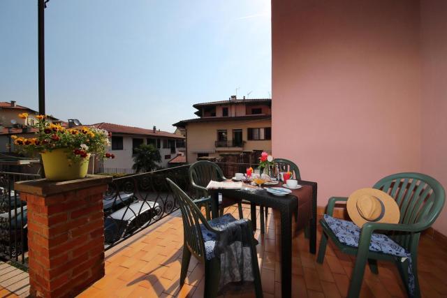 Petalo Bianco 100m from lake - Happy Rentals