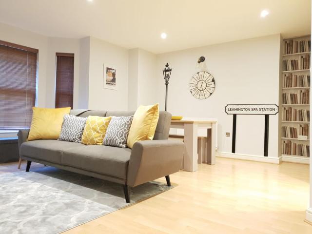 Modern Leamington City Centre Apartment