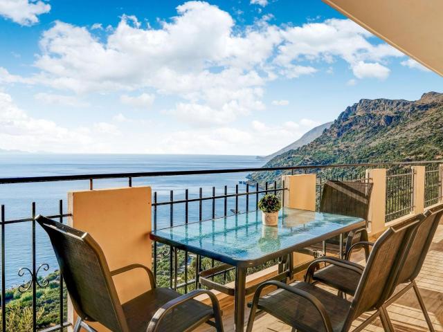 Luxury apartment in Voukolies with sea view