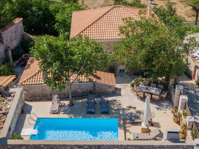 Villa Callisto- Elegant Restored Villa with Pool