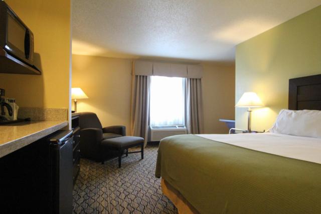 Holiday Inn Express & Suites Chicago-Libertyville, an IHG Hotel