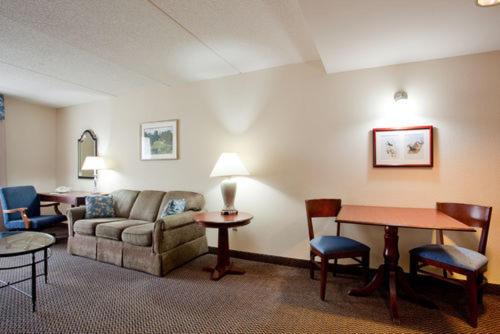 Holiday Inn Express & Suites Newport News, an IHG Hotel