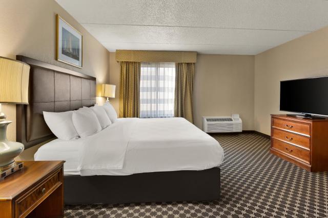 Hotel RL Cleveland Airport West