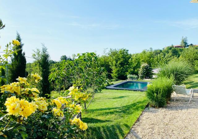 ROSTAGNI 1834 apt with pool in the Barolo region