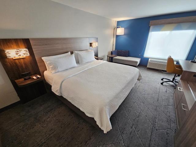 Holiday Inn Express Hotel & Suites Cincinnati-Blue Ash, an IHG Hotel