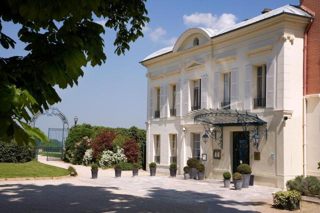 Pavillon Henri IV Hotel Restaurant Gastronomique Terrasse