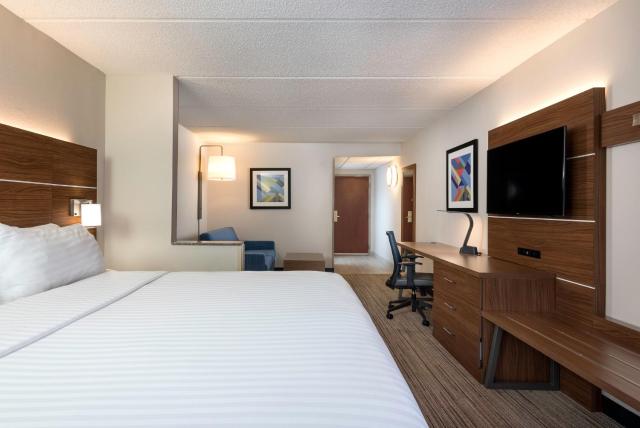 Holiday Inn Express & Suites Charlotte Arpt-Belmont, an IHG Hotel