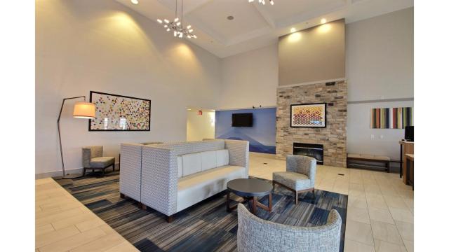 Holiday Inn Express Hotel & Suites Milwaukee Airport, an IHG Hotel