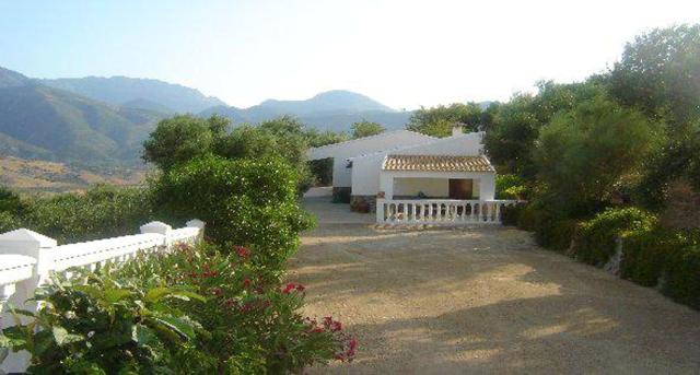 Welcoming chalet with lake and mountain view El Gastor