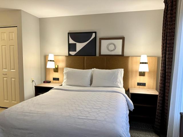 Staybridge Suites Milwaukee West-Oconomowoc, an IHG Hotel