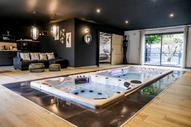 Au domaine des anges Gites avec Jacuzzi privatif dans la chambre