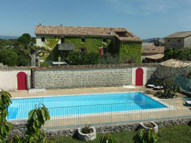 Gîte de charme la FENIERE dans Mas en pierres, 3 ch au calme, 80m2, nature, respect de l'environnement, piscine chauffée, sud Ardèche