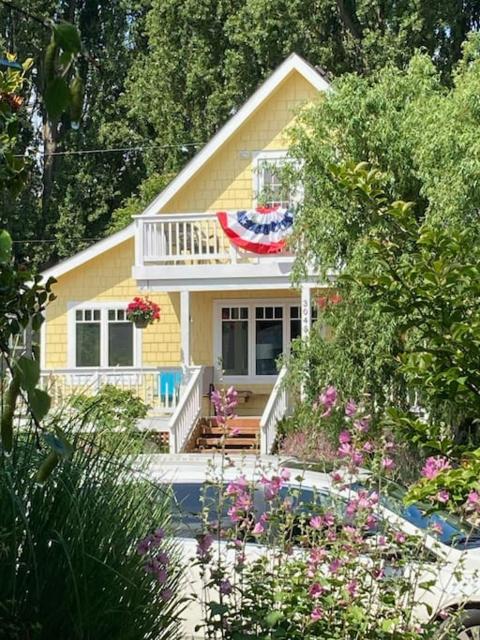 UPSTAIRS Alki Beach APARTMENT - Seattle -Historic-1858